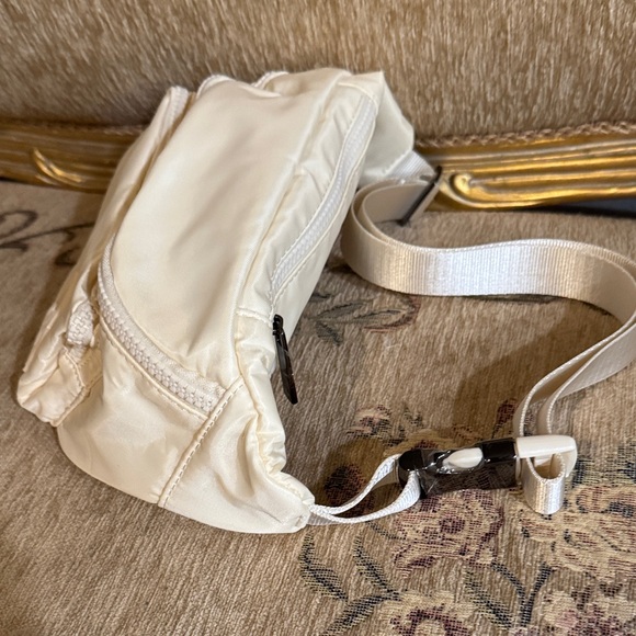 ALO Yoga Cream Clutch - Picture 2 of 5